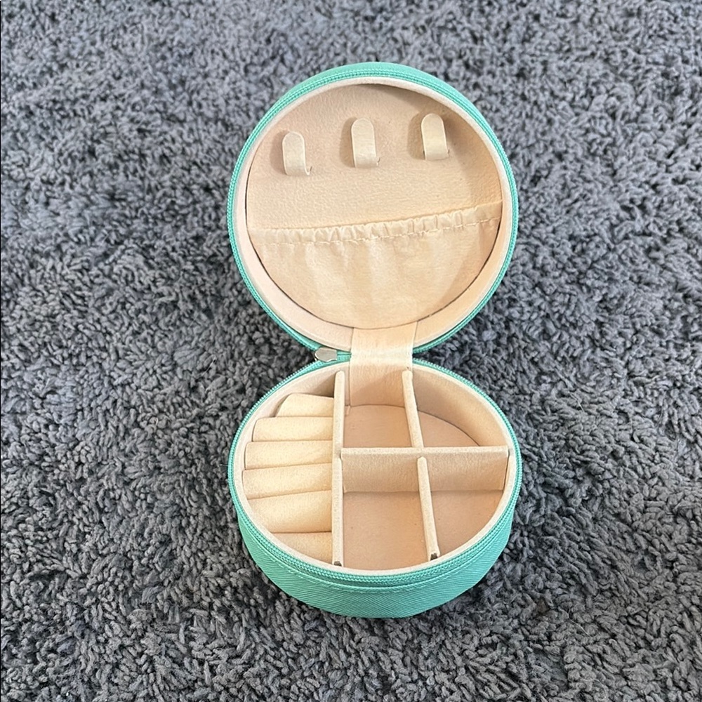 NWOT travel jewelry holder with cream fuzzy interior and blue exterior